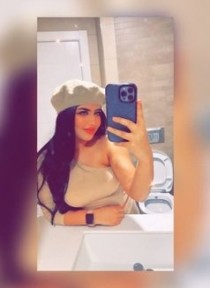 Escort dilay with brown hair